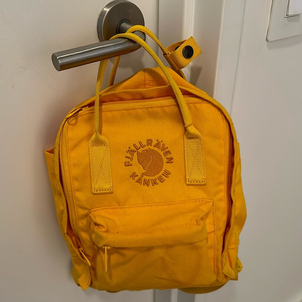 FJallraven Kanken Mini bookbag